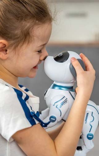 Kind bekijkt een kleine robot